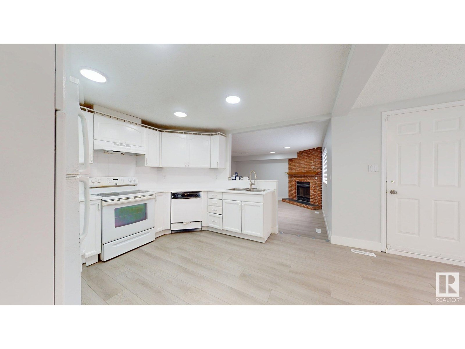 Photo 7 of 1415 49 A St Nw, Edmonton AB
