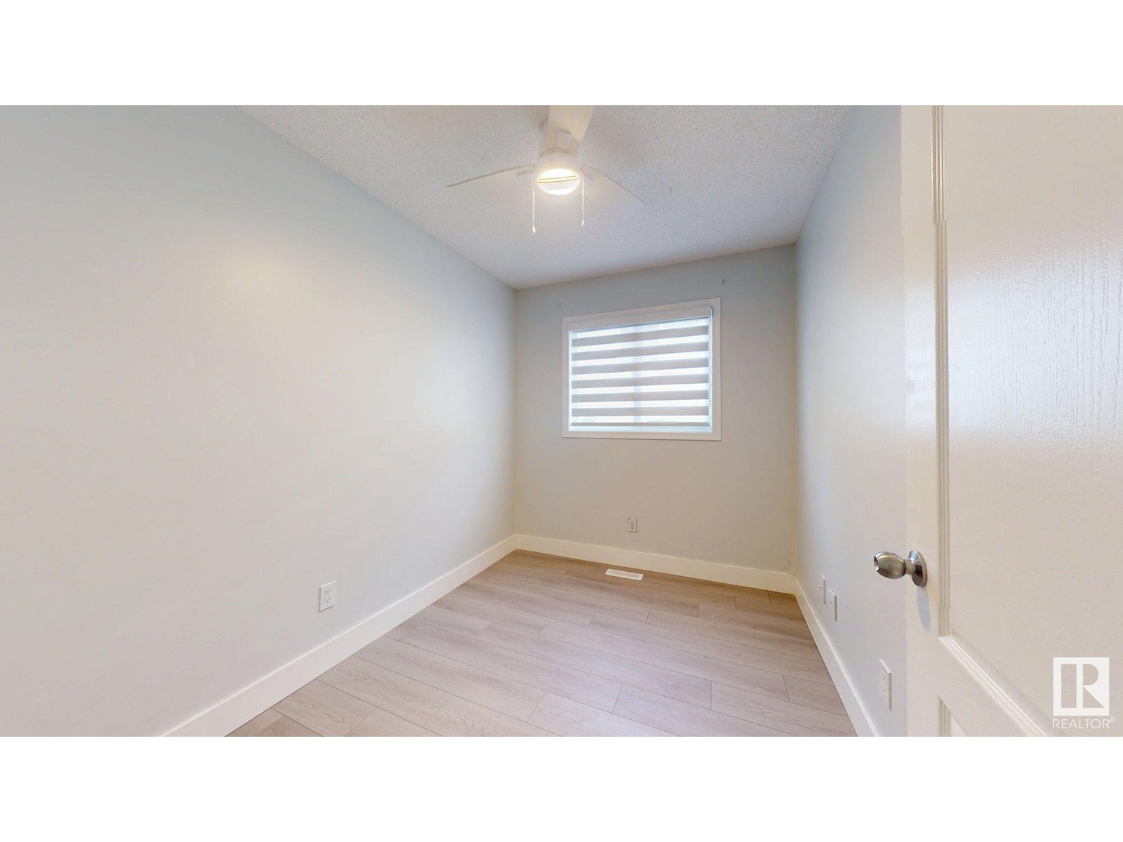 Photo 14 of 1415 49 A St Nw, Edmonton AB