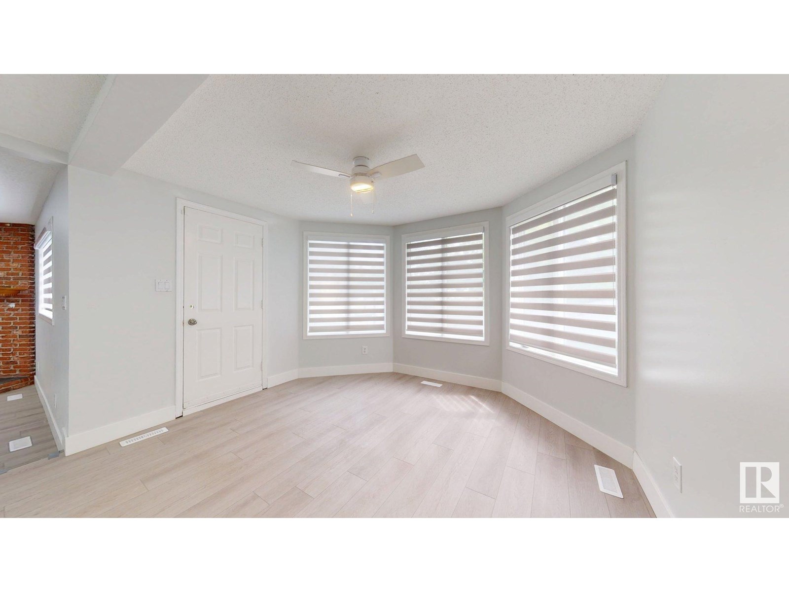 Photo 8 of 1415 49 A St Nw, Edmonton AB