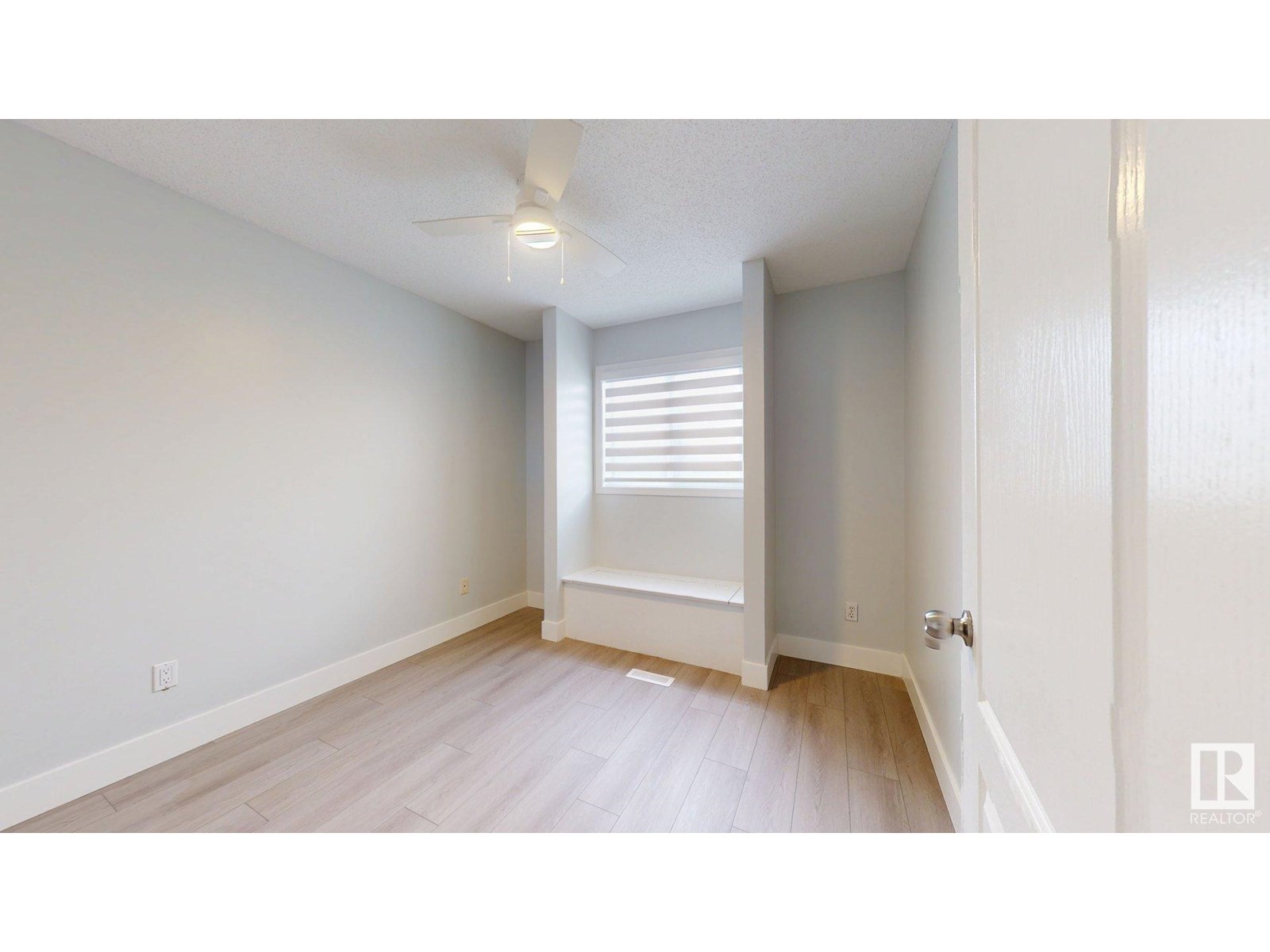 Photo 17 of 1415 49 A St Nw, Edmonton AB