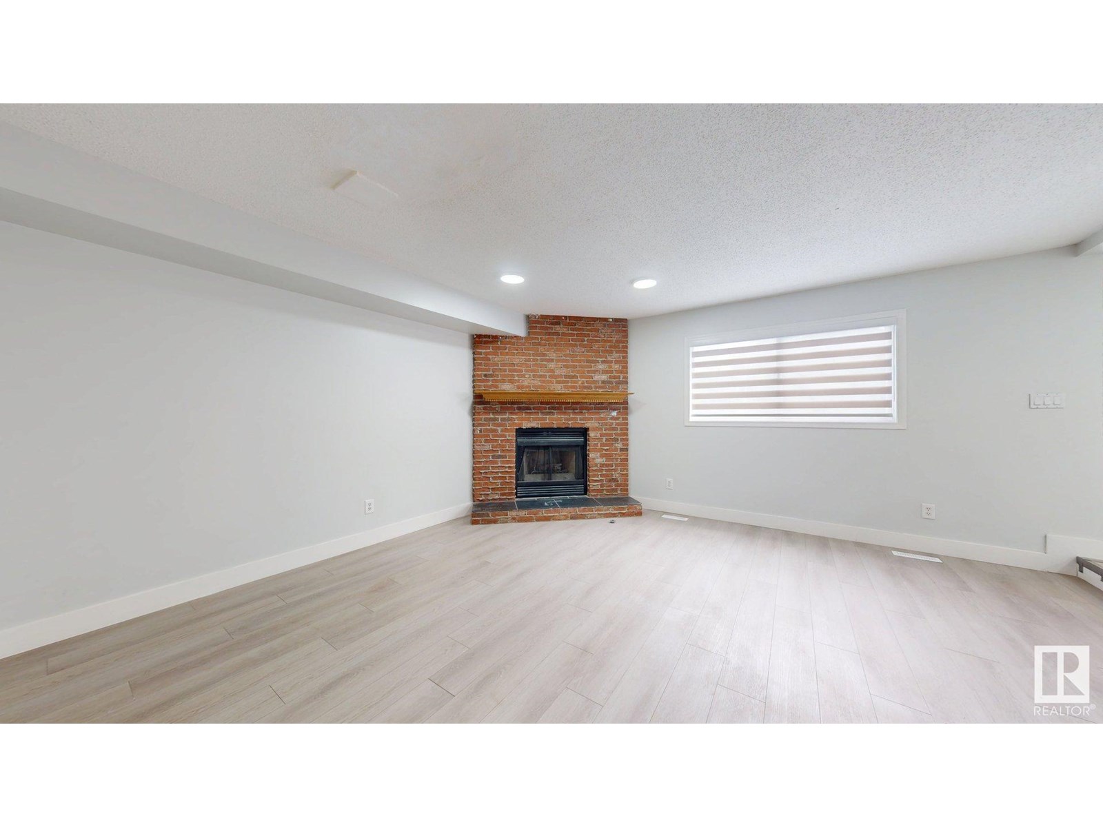 Photo 12 of 1415 49 A St Nw, Edmonton AB