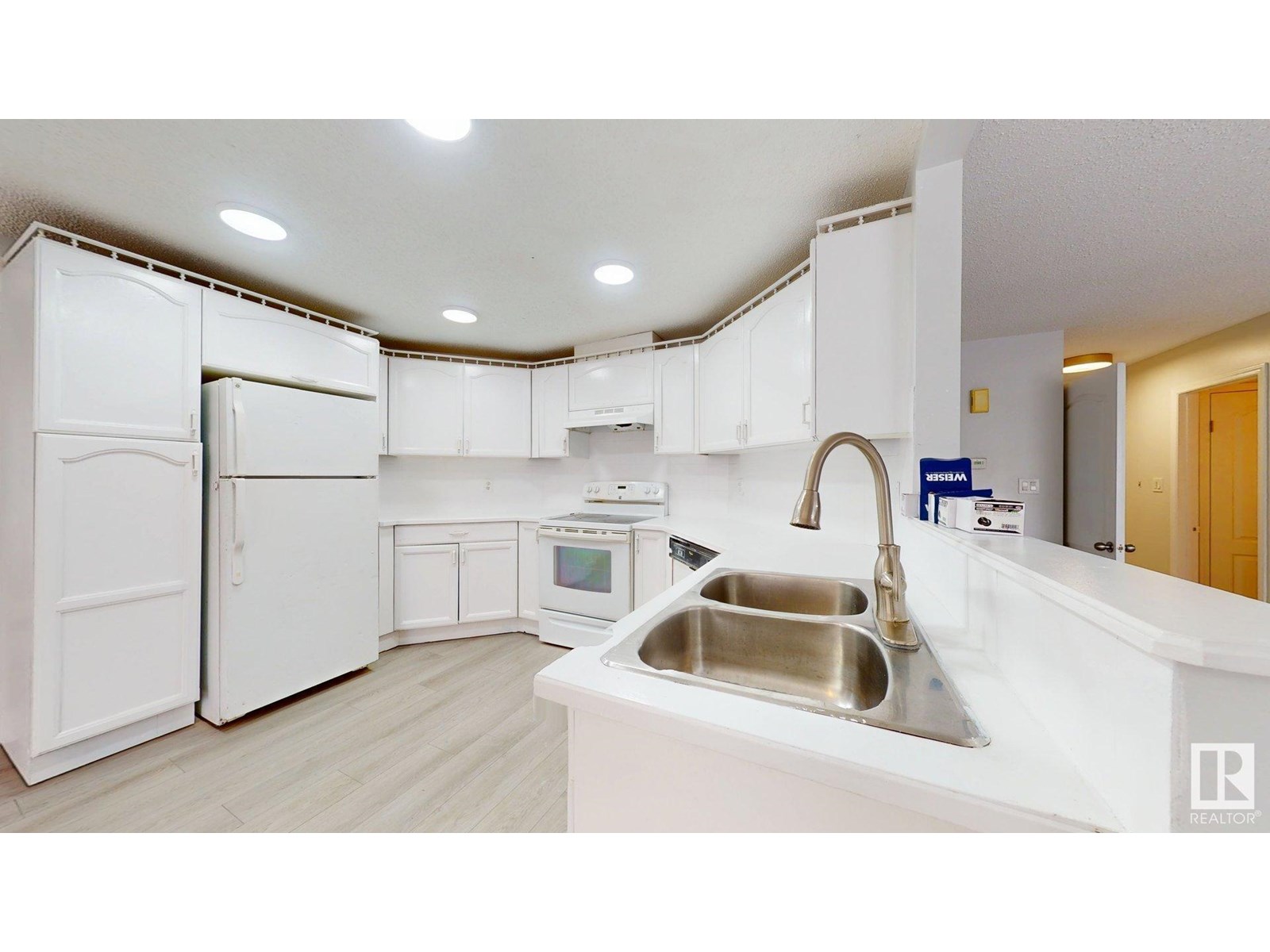 Photo 11 of 1415 49 A St Nw, Edmonton AB