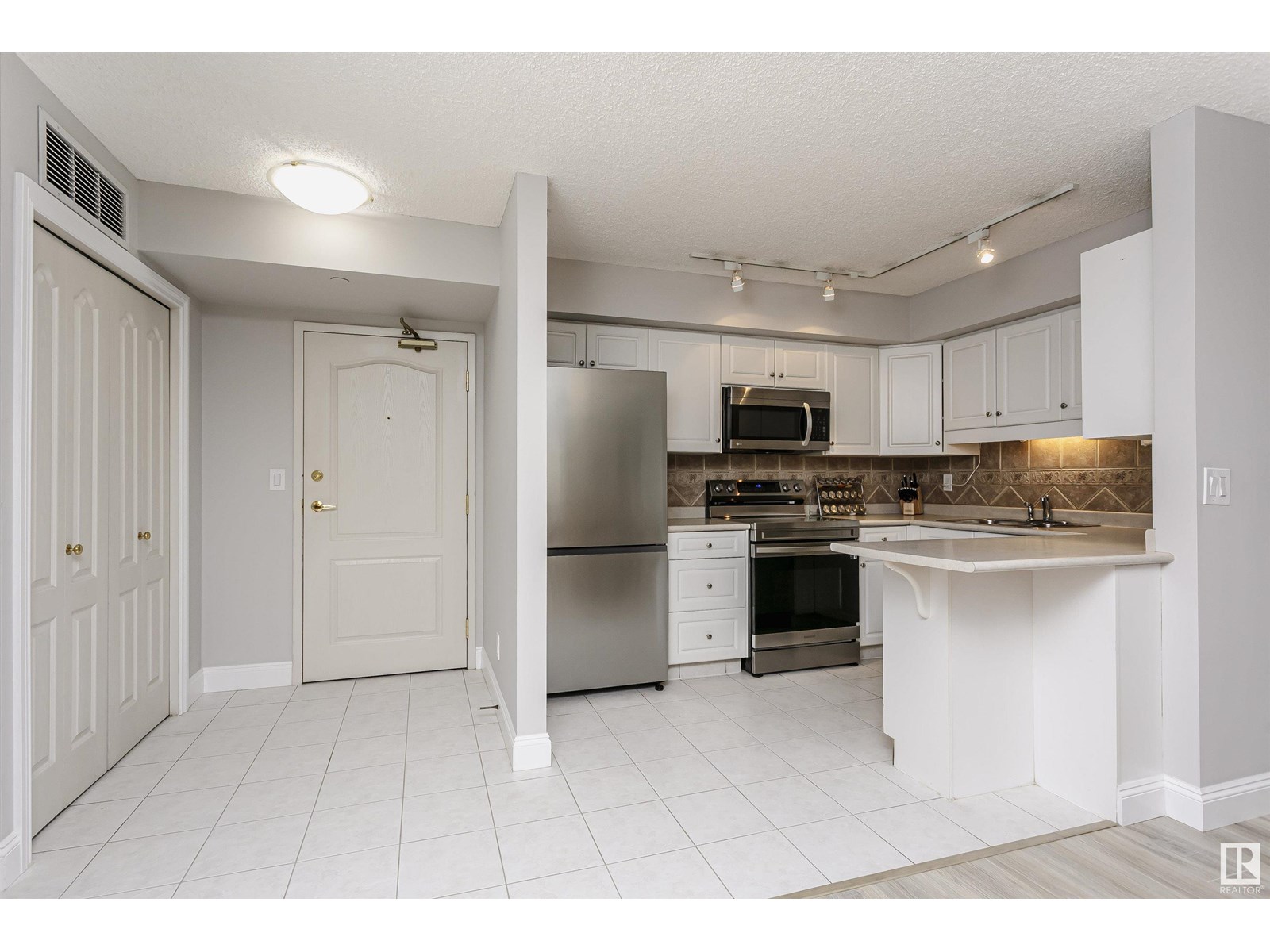 Photo 5 of 202 9741 110 St Nw, Edmonton AB