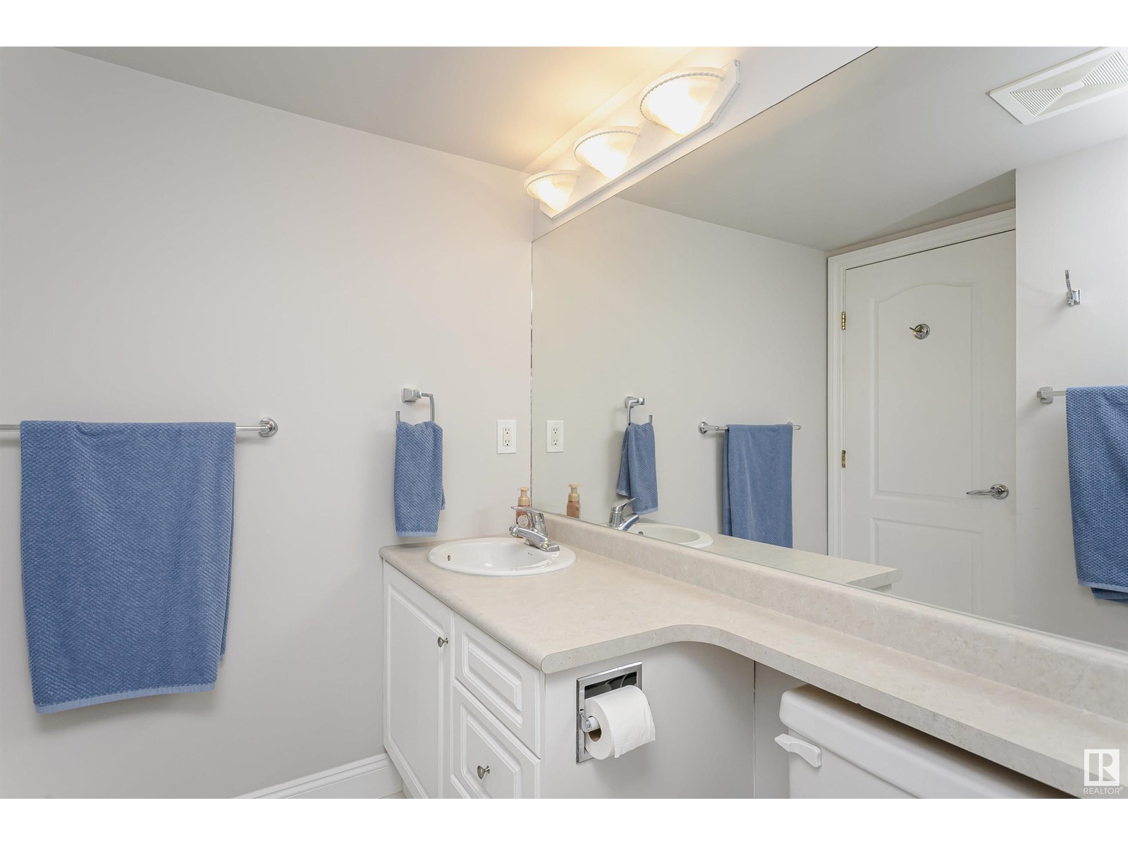 Photo 4 of 202 9741 110 St Nw, Edmonton AB