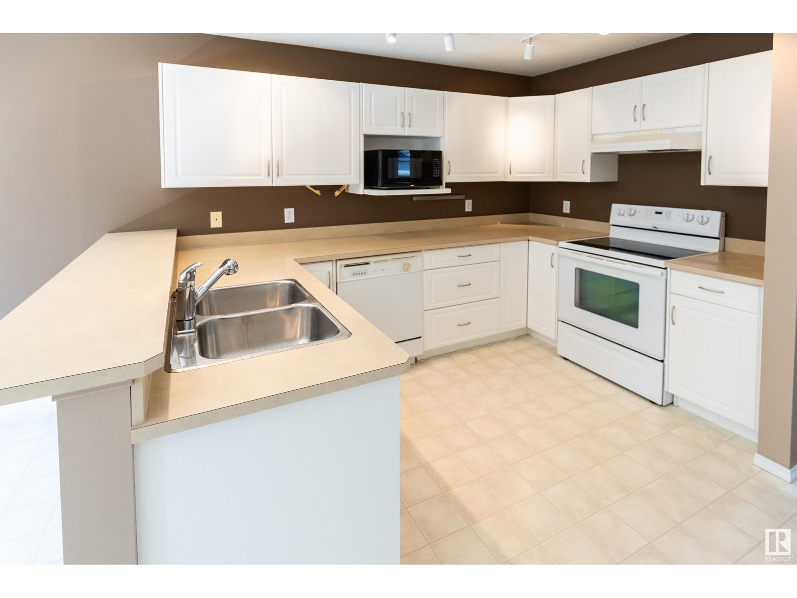 Photo 10 of 84 Ridgepoint Wy, Sherwood Park AB
