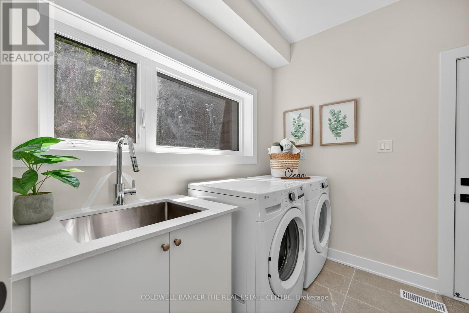Photo 11 of 1008 Kingsridge Court, Lake Of Bays ON