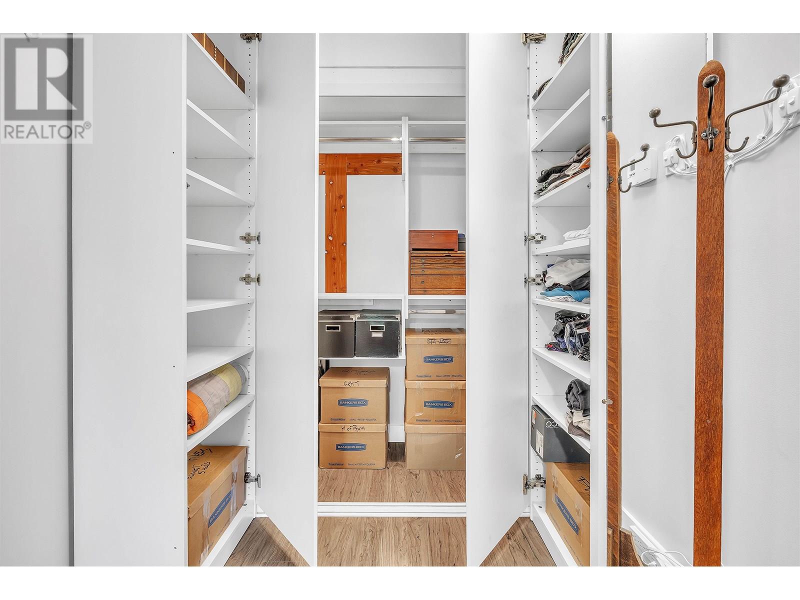 Photo 2 of 2433 W 6th Avenue, Vancouver BC
