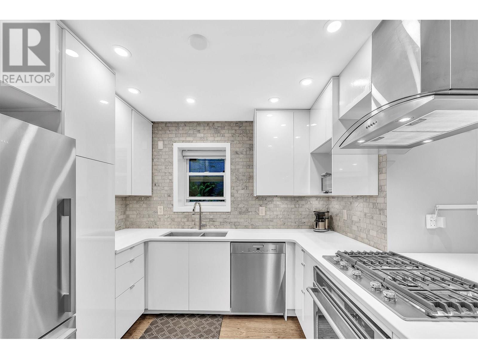 Photo 3 of 2433 W 6th Avenue, Vancouver BC