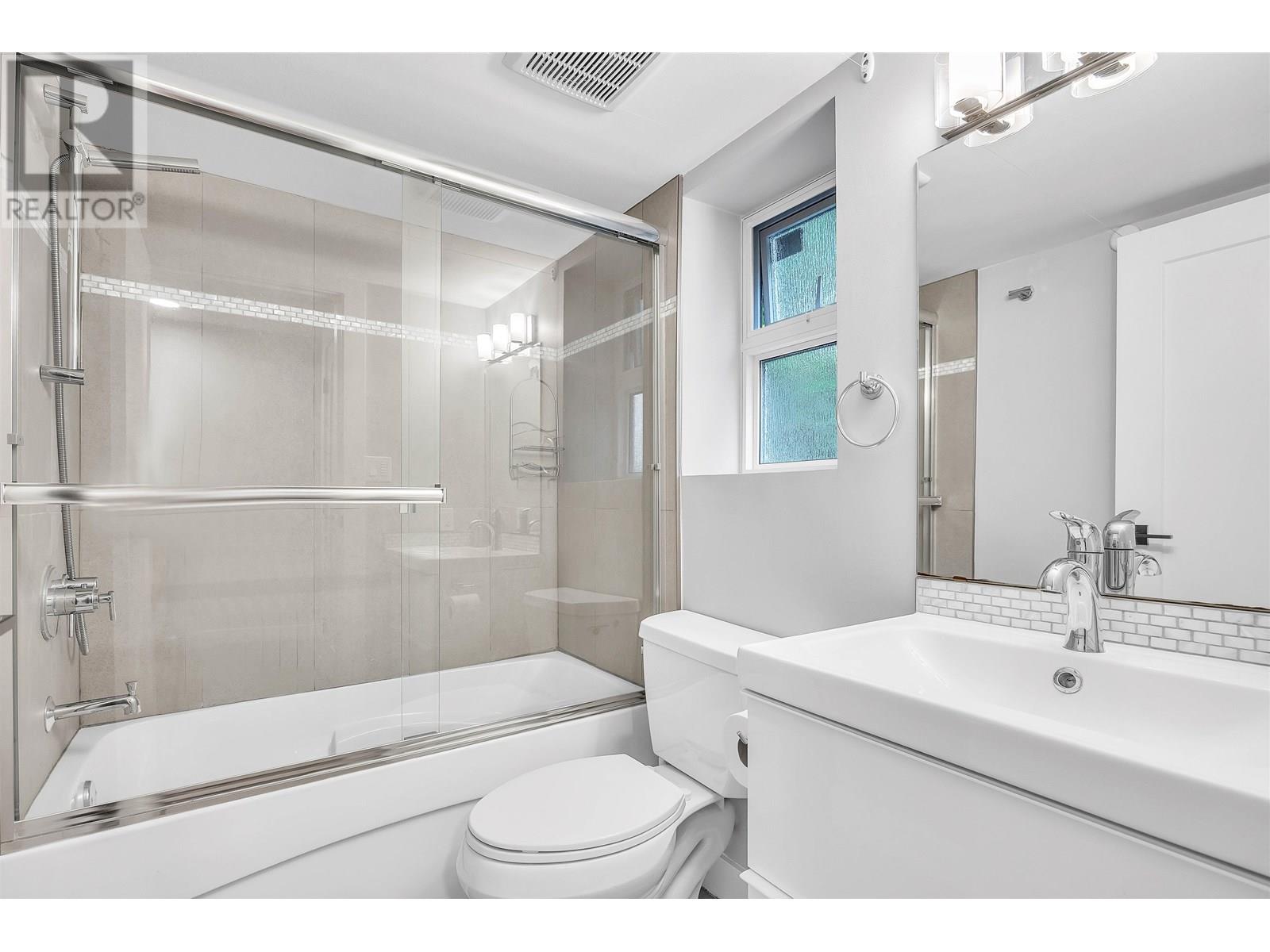 Photo 14 of 2433 W 6th Avenue, Vancouver BC