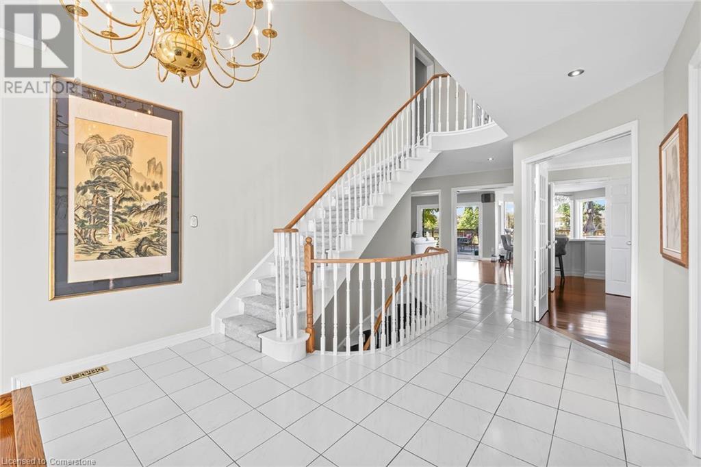 Photo 7 of 2010 Parklane Crescent, Burlington ON