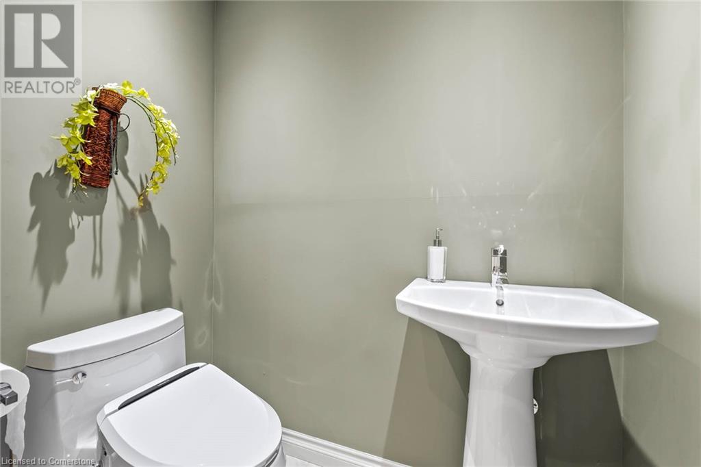 Photo 19 of 2010 Parklane Crescent, Burlington ON