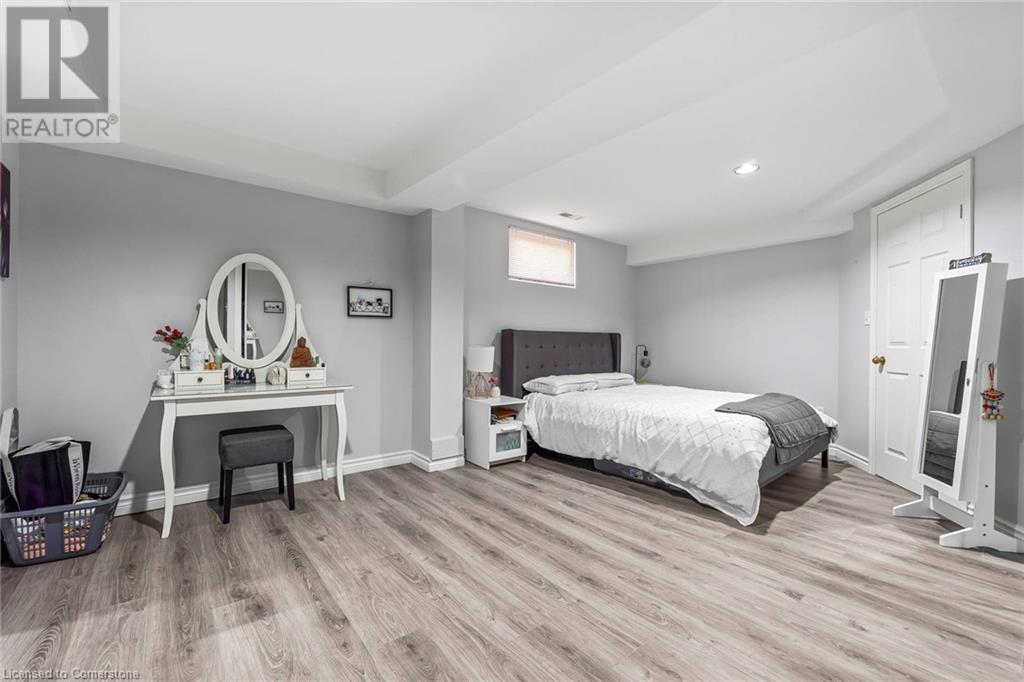 Photo 29 of 2010 Parklane Crescent, Burlington ON