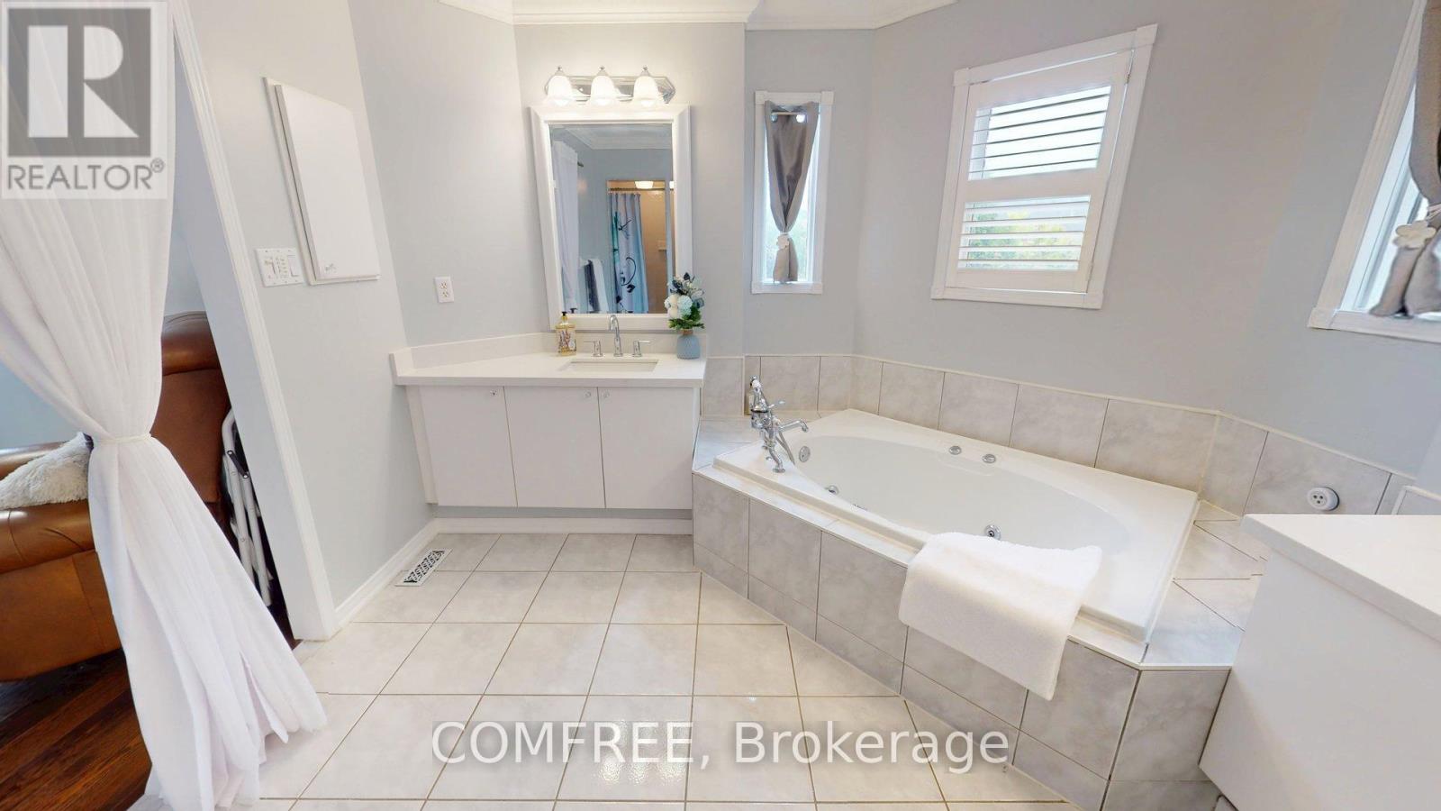Photo 38 of 21 Mcbeth Place, Whitby ON