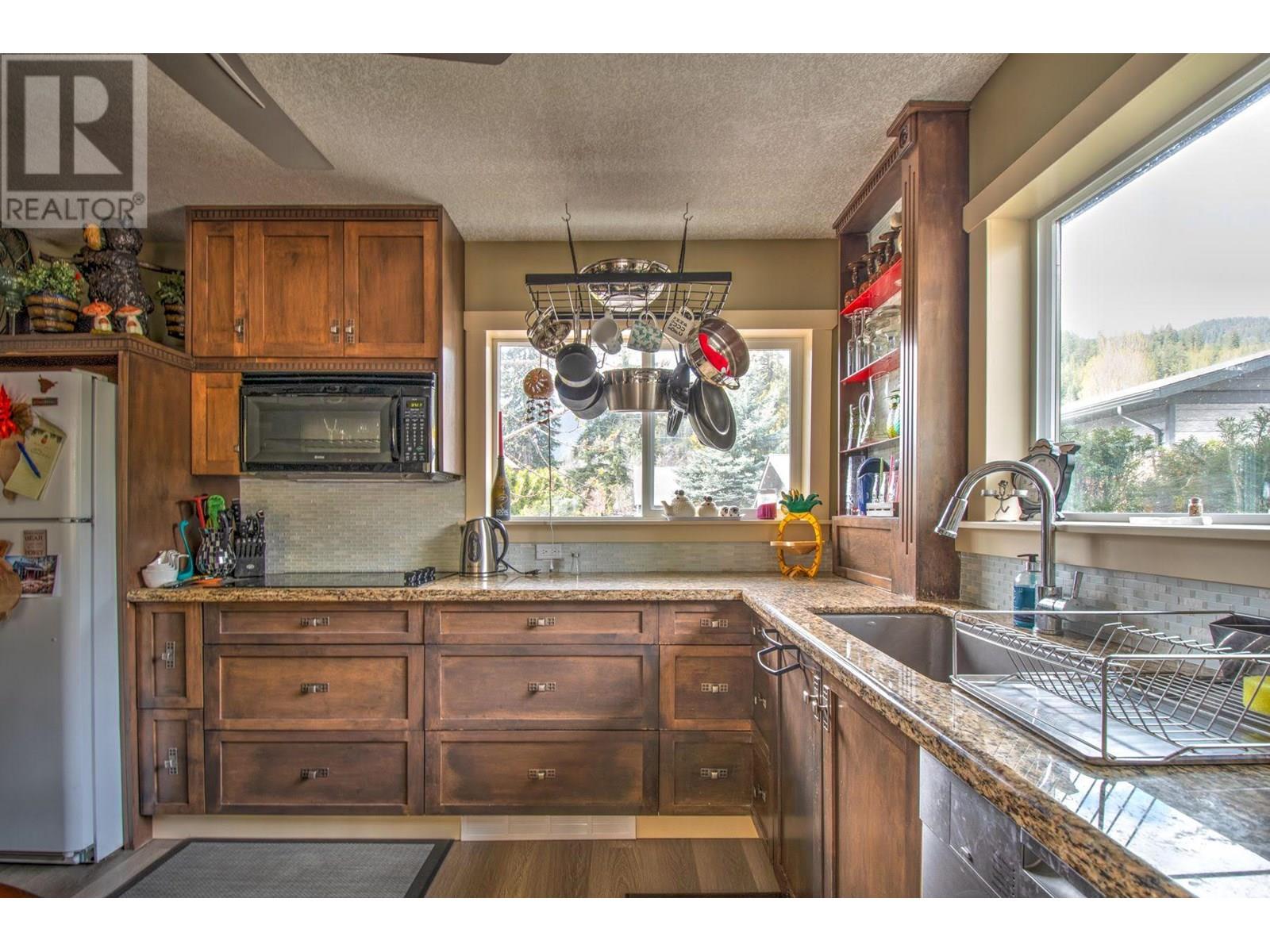 718 Swansea Point Road, Sicamous