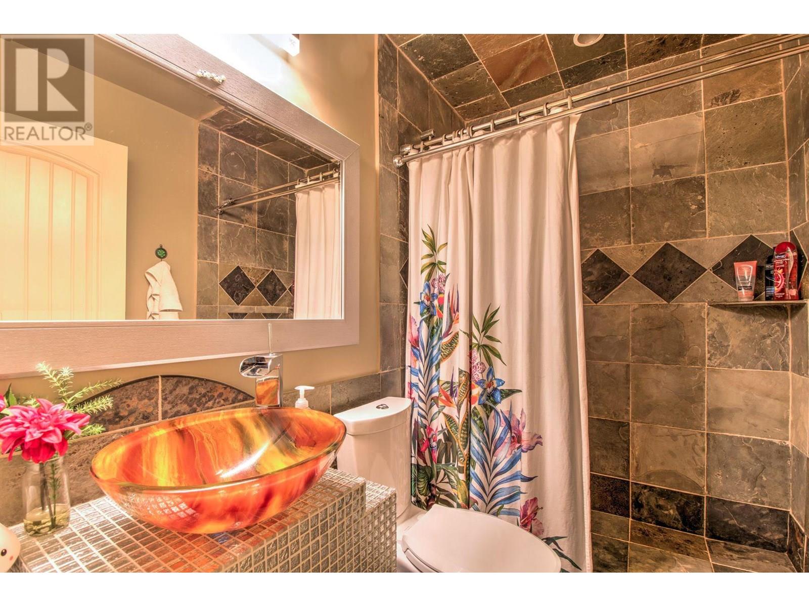 718 Swansea Point Road, Sicamous