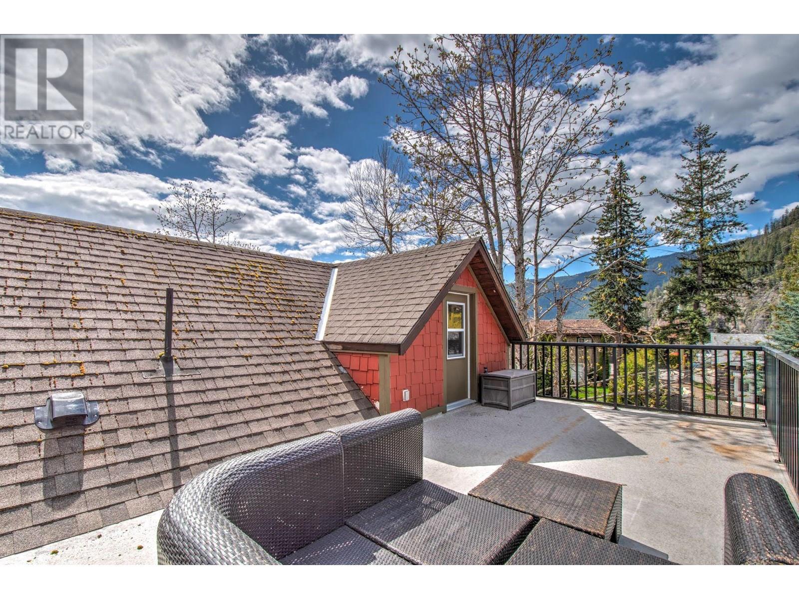 718 Swansea Point Road, Sicamous