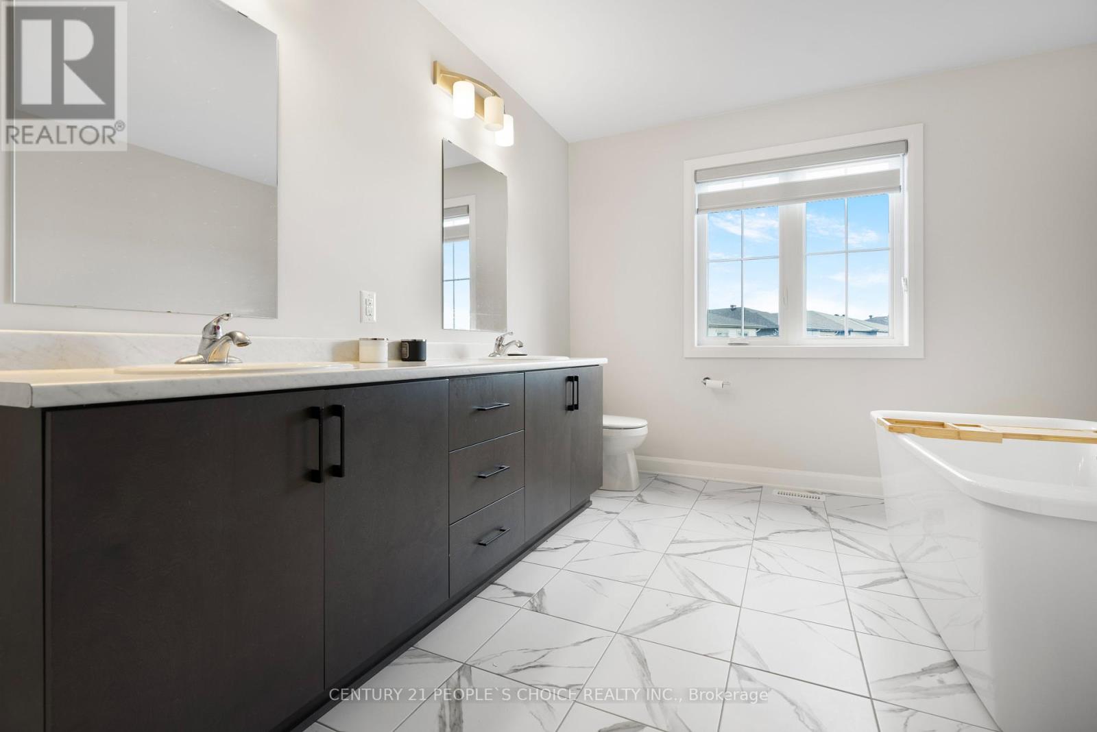 Photo 12 of 822 Sendero Way W, Ottawa ON