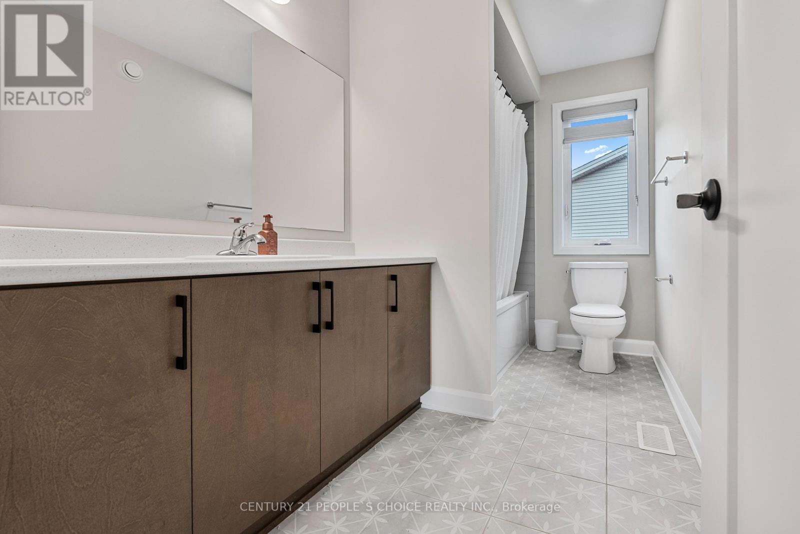 Photo 20 of 822 Sendero Way W, Ottawa ON