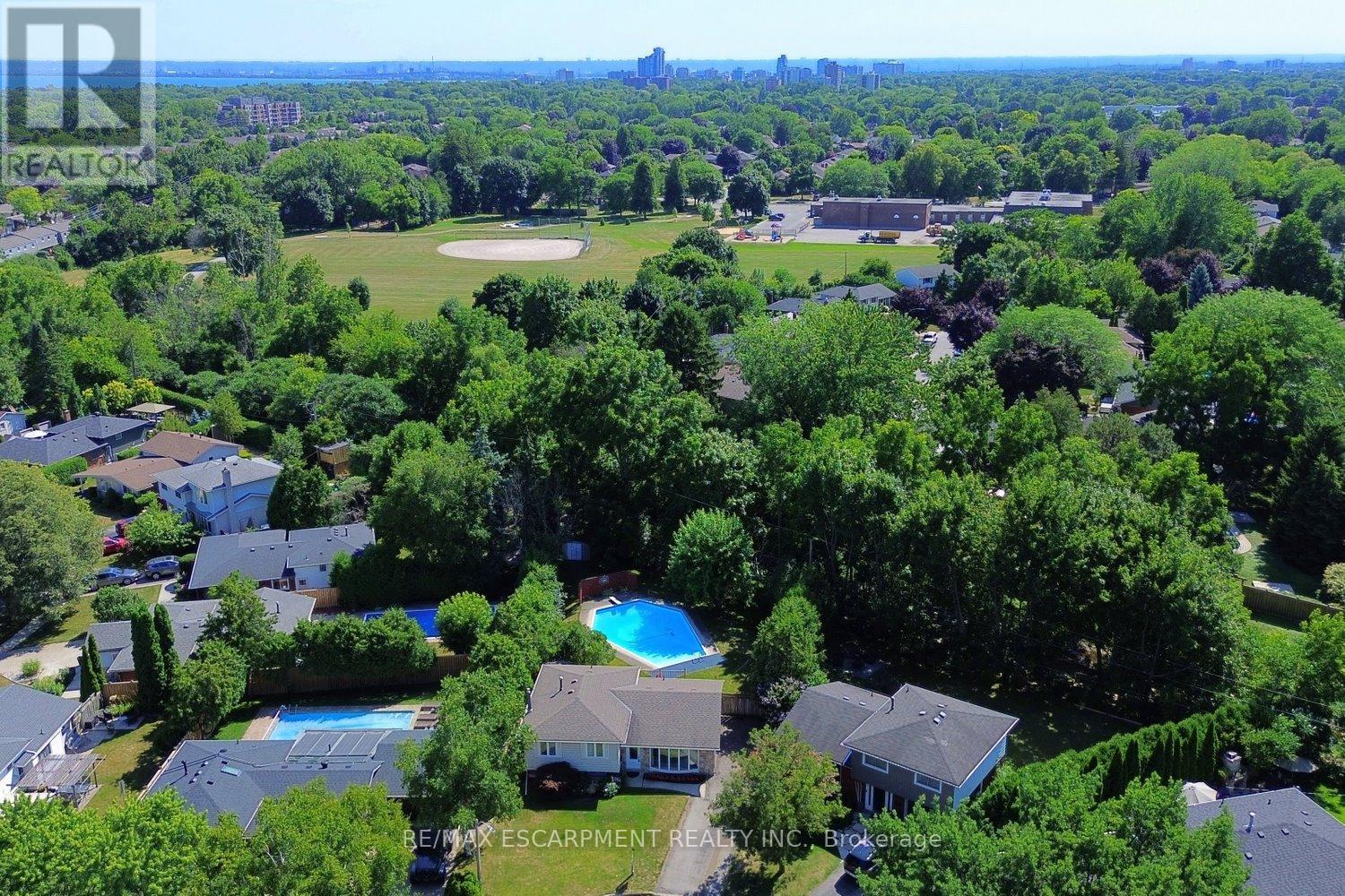 Photo 2 of 552 Hull Court, Burlington ON