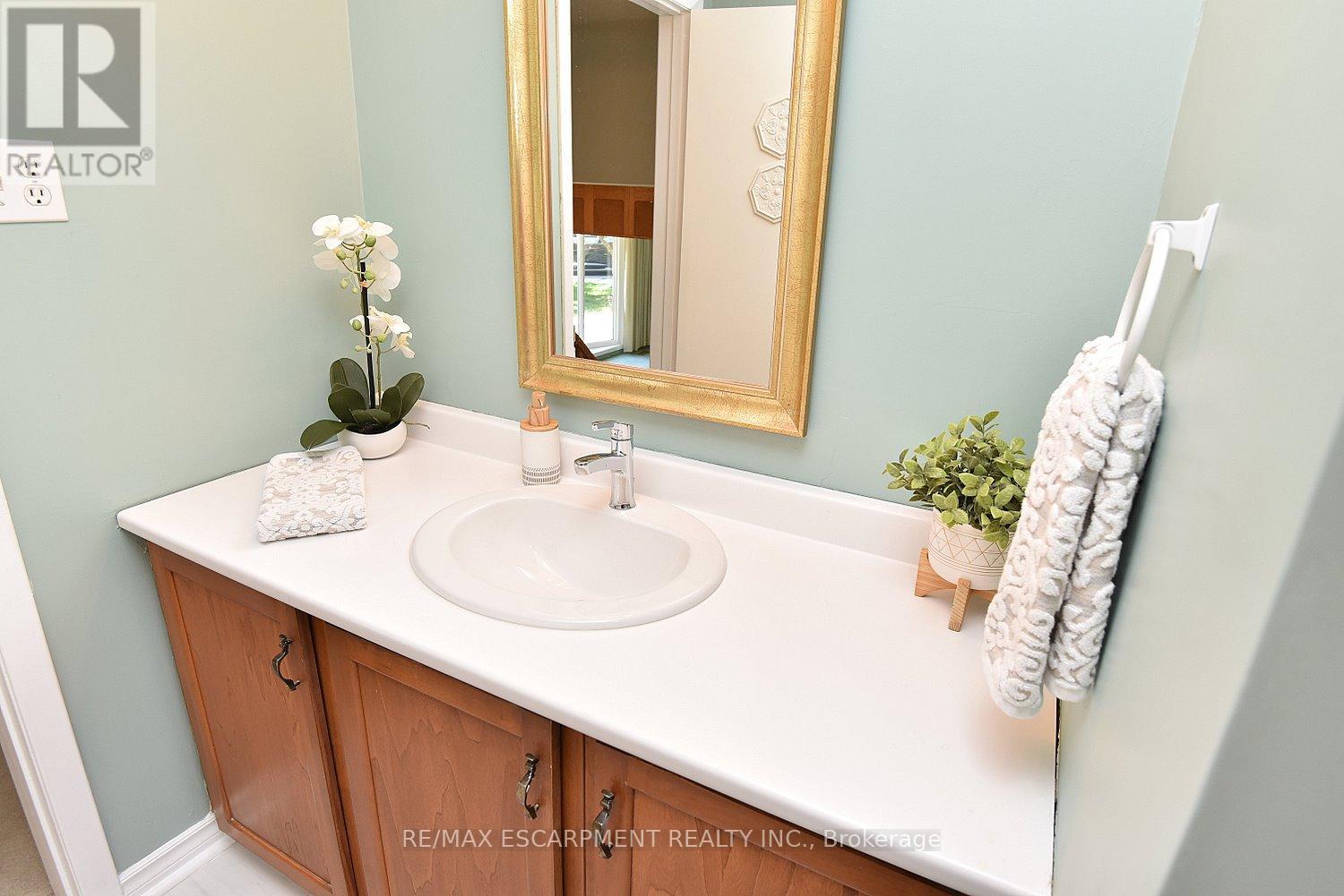 Photo 30 of 552 Hull Court, Burlington ON