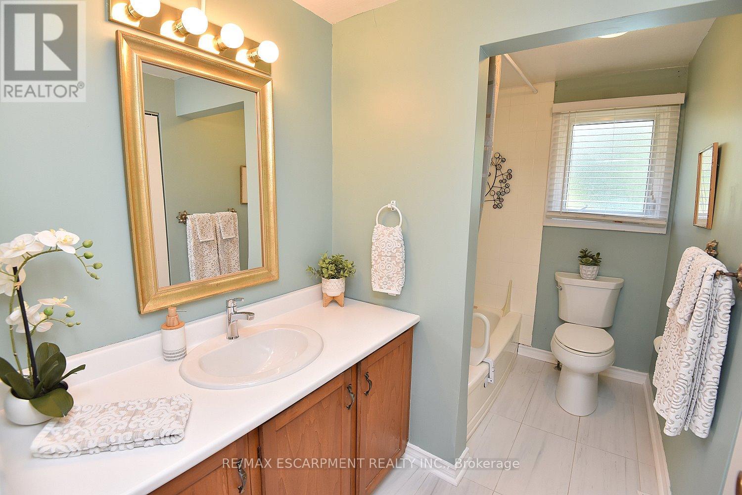Photo 31 of 552 Hull Court, Burlington ON