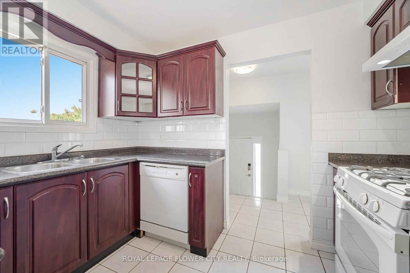 Photo 39 of 376 Hansen Road N, Brampton ON