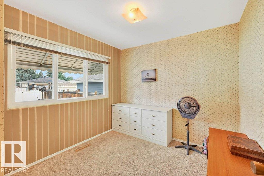 Photo 8 of 10752 43 St Nw, Edmonton AB