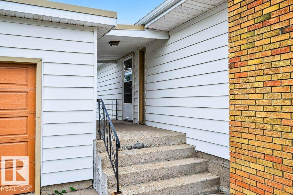 Photo 13 of 10752 43 St Nw, Edmonton AB