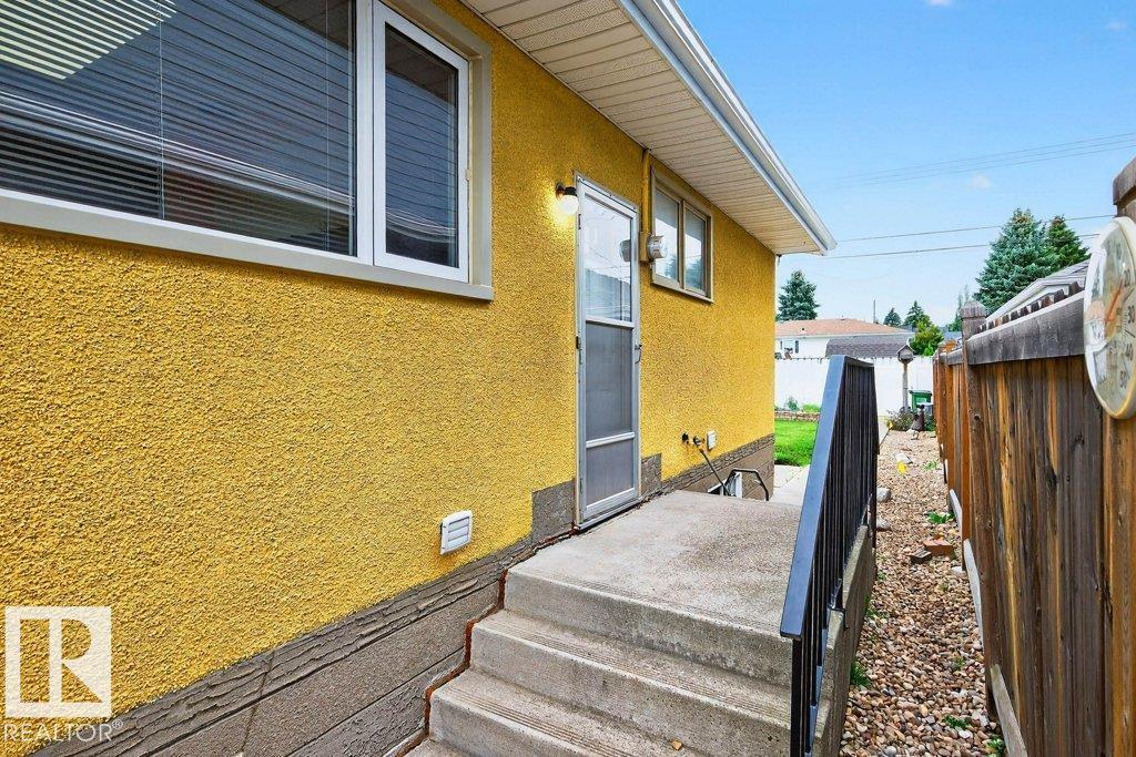 Photo 6 of 10752 43 St Nw, Edmonton AB