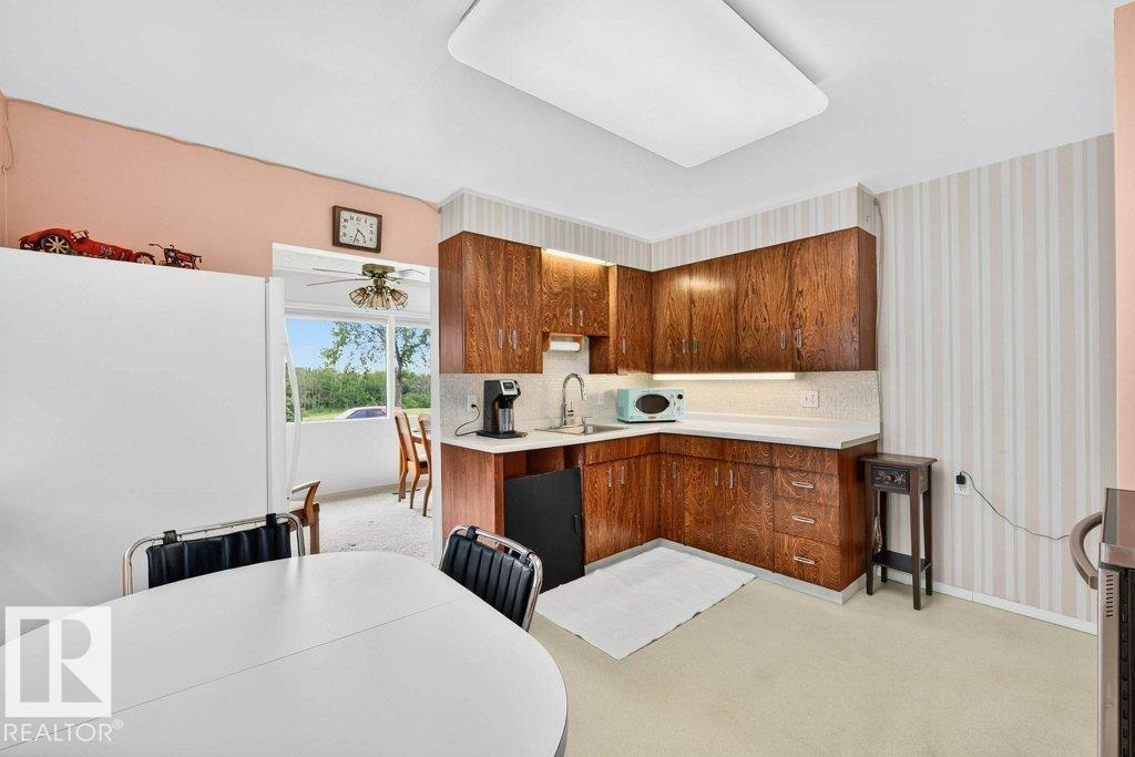 Photo 9 of 10752 43 St Nw, Edmonton AB
