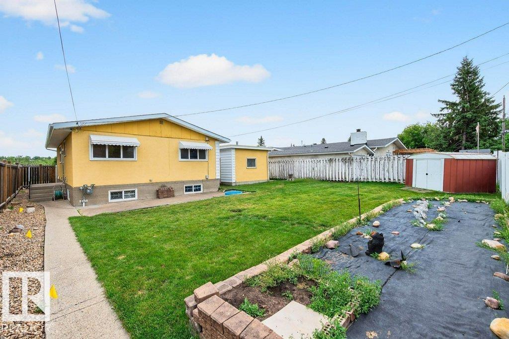 Photo 15 of 10752 43 St Nw, Edmonton AB