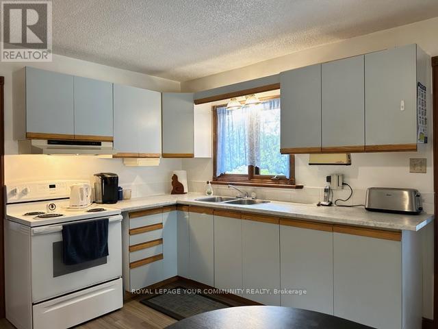 Photo 10 of 41 Pineway Avenue, Georgina ON