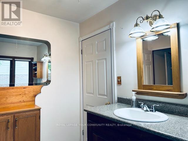 Photo 6 of 41 Pineway Avenue, Georgina ON