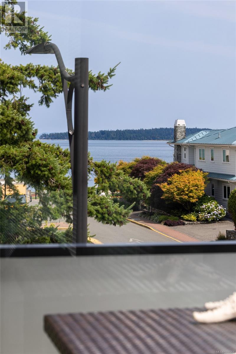303 2526 Bevan Avenue, Sidney