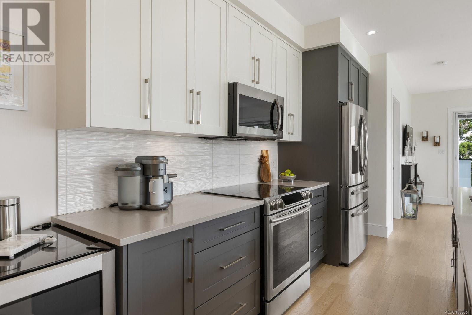 303 2526 Bevan Avenue, Sidney