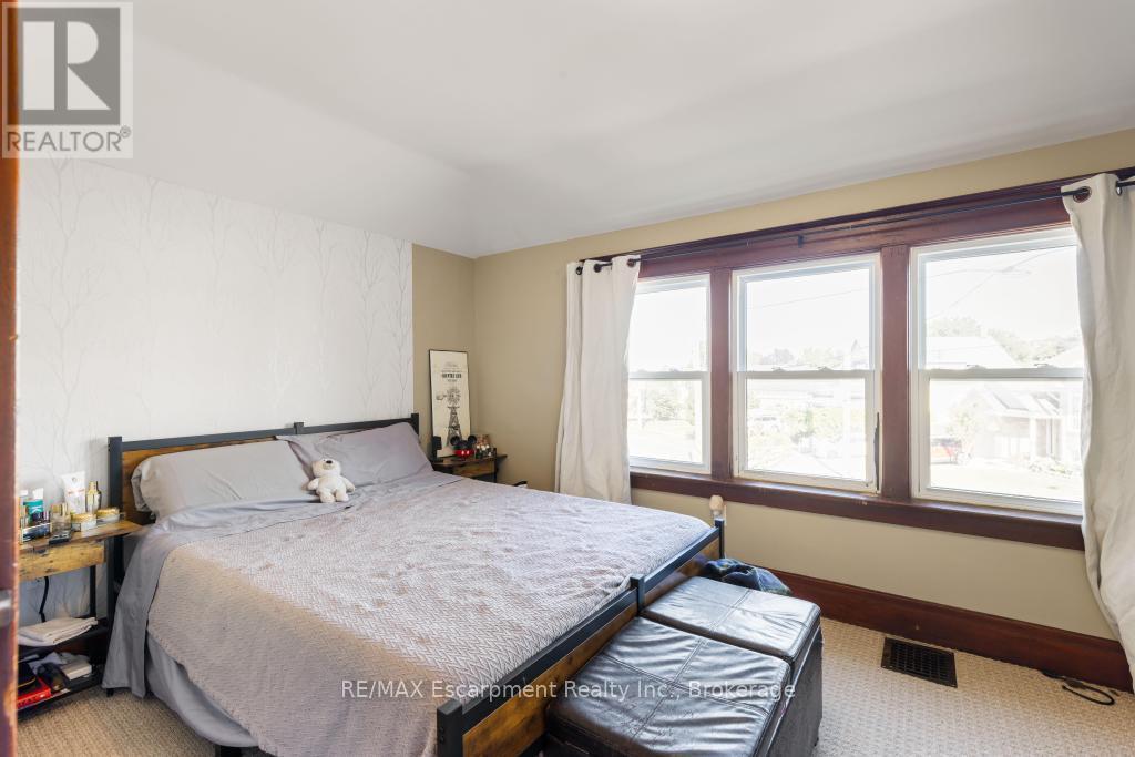Photo 15 of 11 Facer Street, St Catharines ON