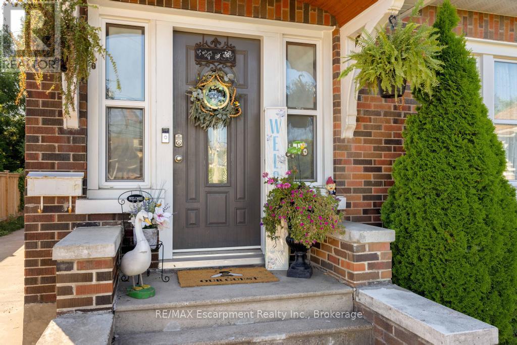Photo 2 of 11 Facer Street, St Catharines ON