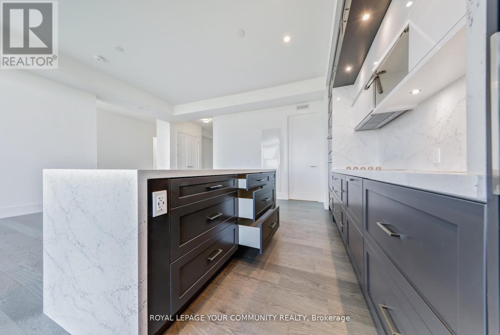 Photo 10 of 3303 10 Inn On The Park Drive, Toronto ON