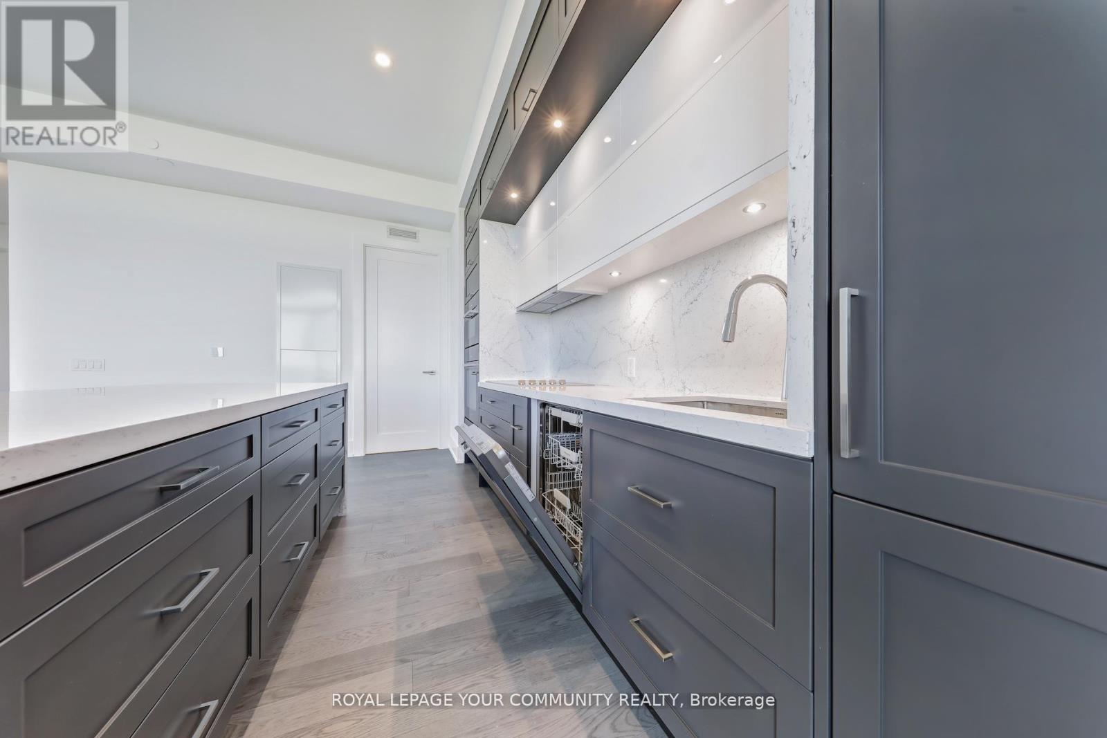 Photo 8 of 3303 10 Inn On The Park Drive, Toronto ON