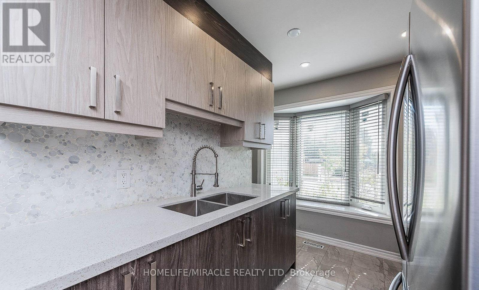 Photo 6 of 91 Madoc Drive, Brampton ON