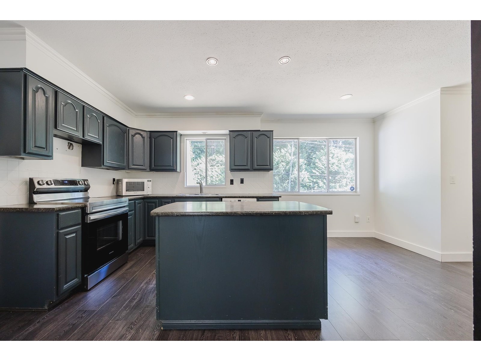 Photo 4 of 20928 96 Avenue, Langley BC