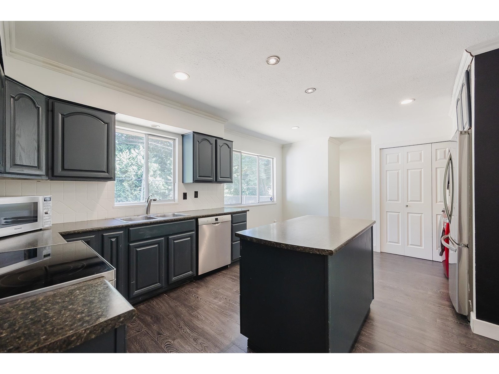 Photo 5 of 20928 96 Avenue, Langley BC