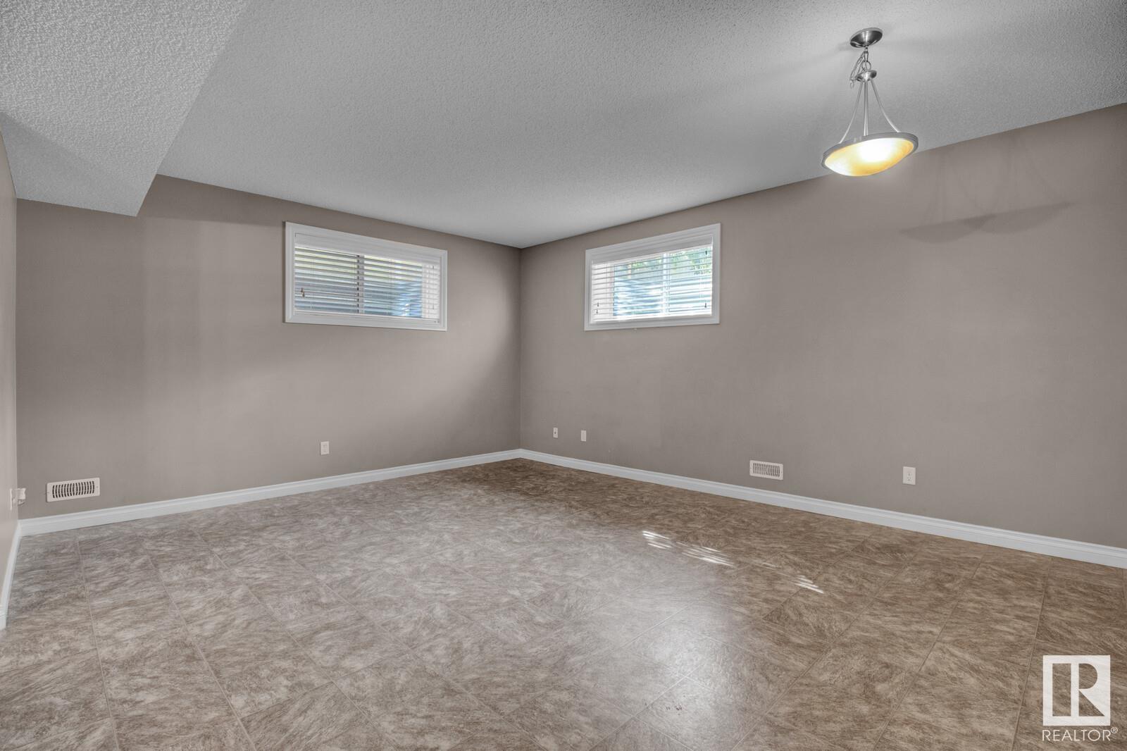 Photo 18 of 16540 131 St Nw, Edmonton AB