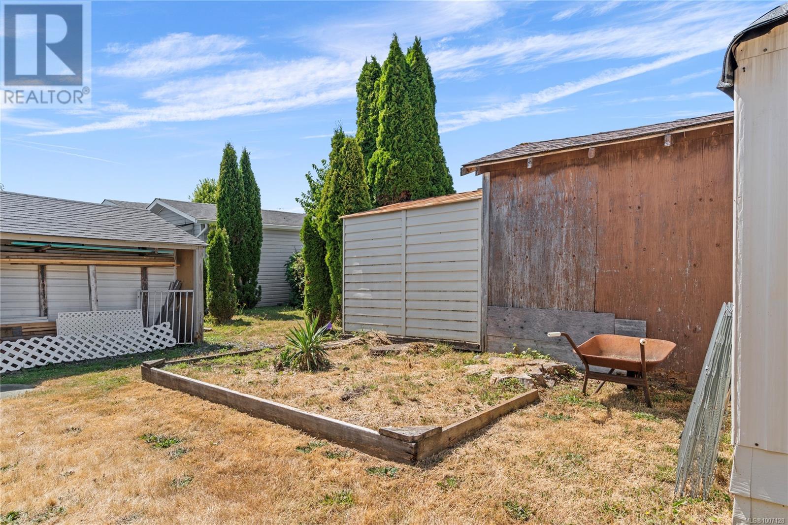 Photo 8 of 12 450 Stanford Ave E, Parksville BC