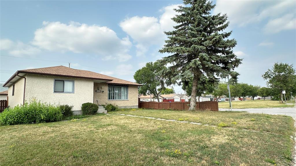 Photo 3 of 2061 Manitoba Avenue, Winnipeg MB