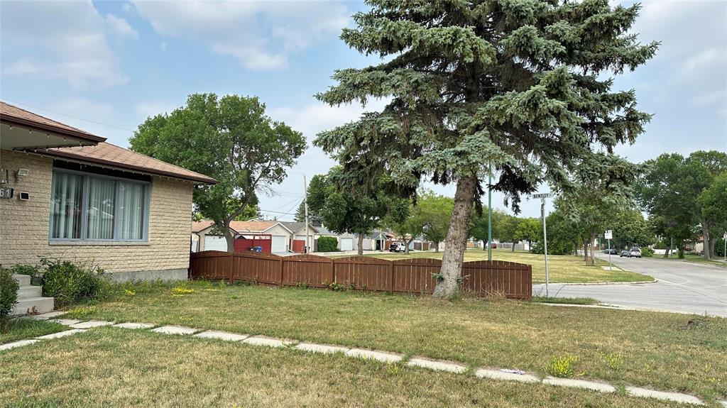 Photo 5 of 2061 Manitoba Avenue, Winnipeg MB