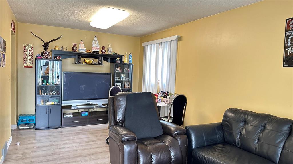 Photo 10 of 2061 Manitoba Avenue, Winnipeg MB