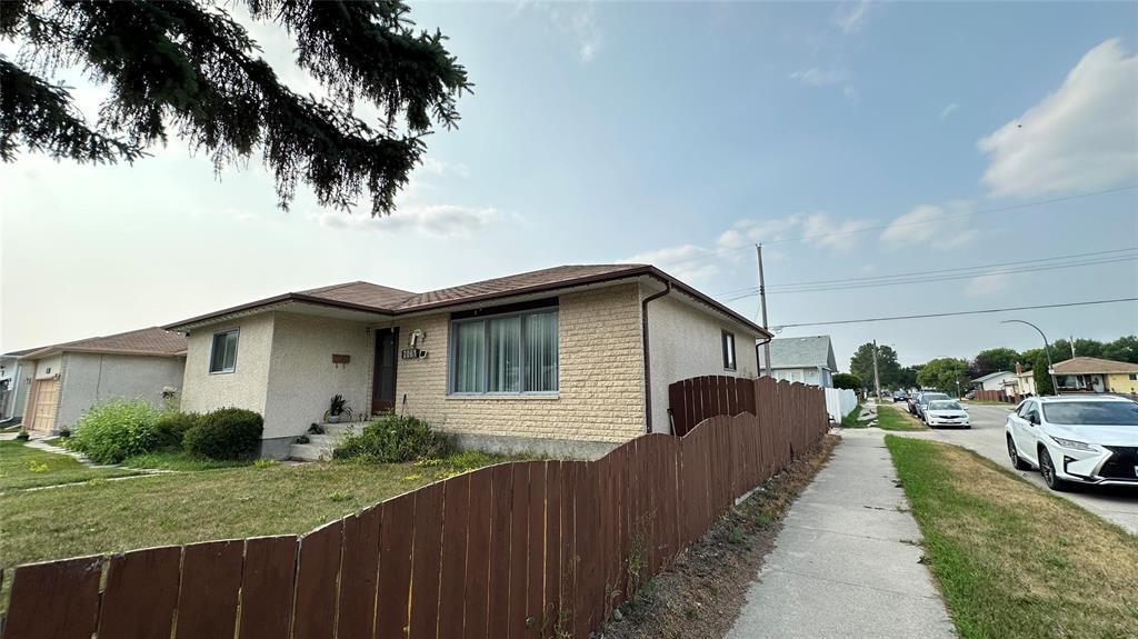 Photo 4 of 2061 Manitoba Avenue, Winnipeg MB