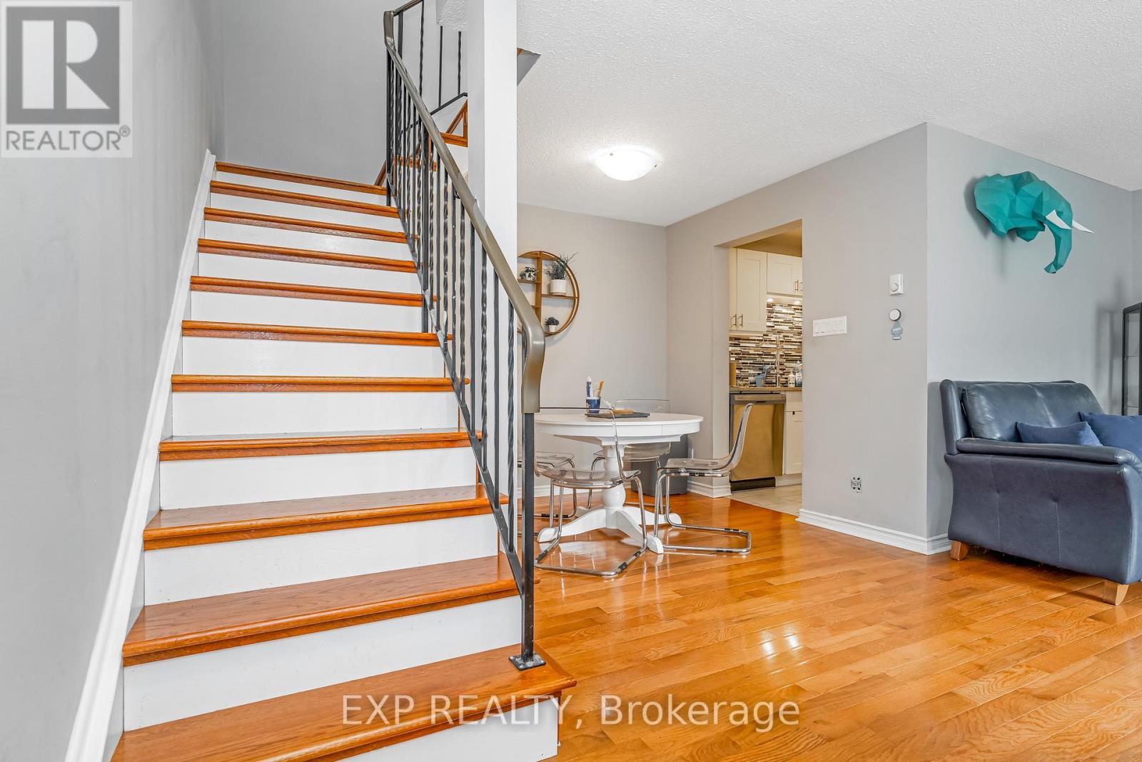 Photo 5 of 12 2610 Draper Avenue, Ottawa ON