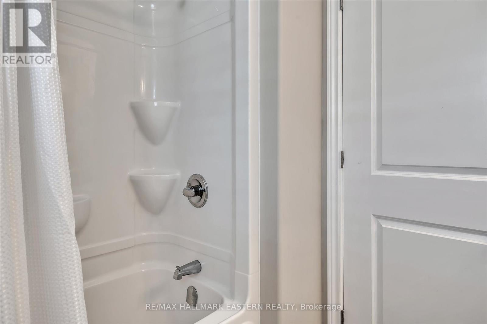 Photo 26 of 82 Darrell Drain Crescent, Asphodelnorwood ON